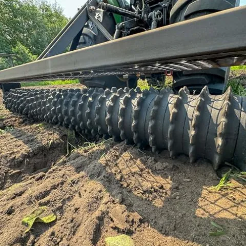 Field Tuff 5′ 3 Point Cultipacker with 26 Cast Iron Wheels, 60″ Working Width, Black