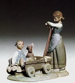 LLADRÓ Girl with Wheelbarrow Matte Finish